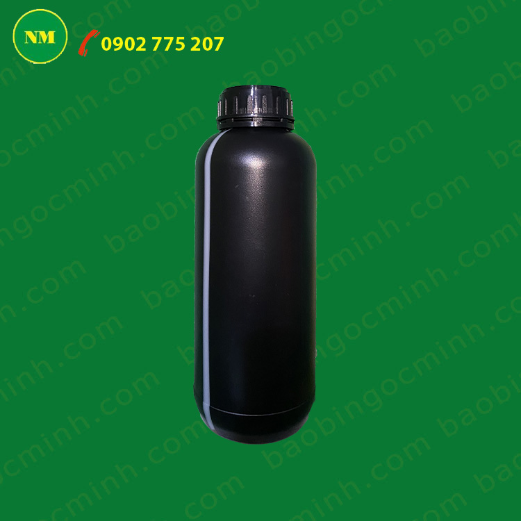 chai nhựa hdpe 1 lít màu đen có đường chỉ dọc thân chai, giúp dễ dàng quan sát dung tích sản phẩm bên trong